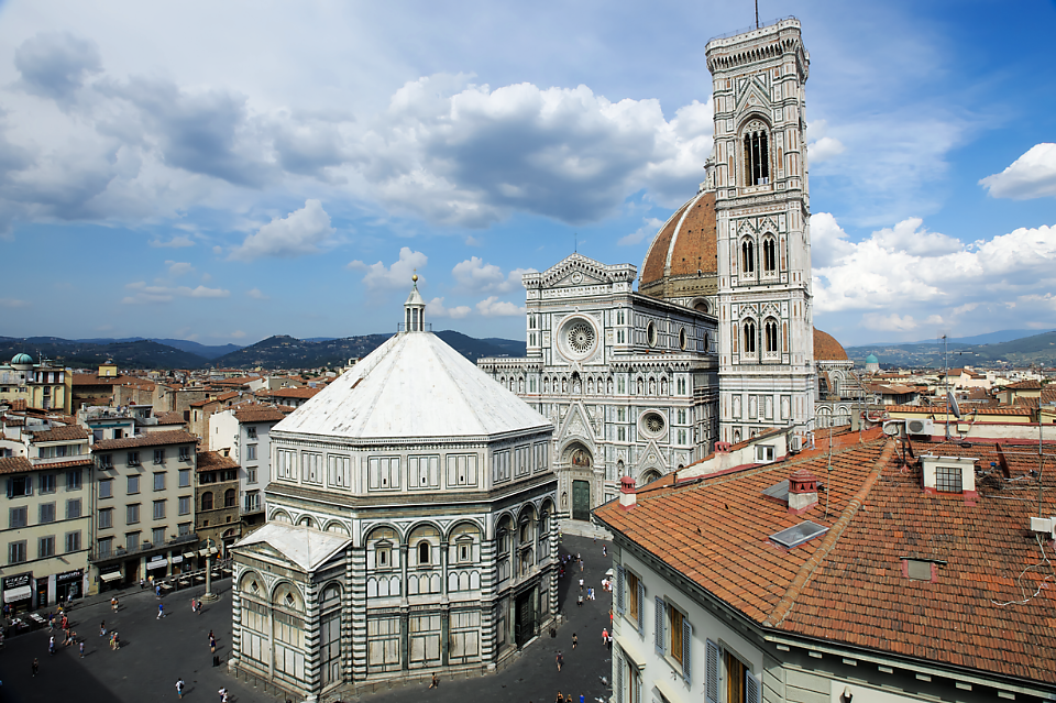 Piazza Duomo a Firenze con battistero e duomo