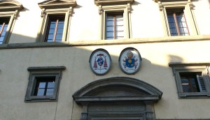 Stemma Papa Palazzo Arcivescovile