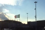 Bandiera italiana bucata in piazza stazione - Copia