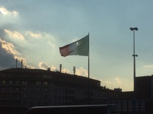 grande-bandiera-italiana-bucata-in-piazza-stazione