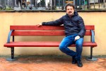 Leonardo Pieraccioni su panchina rosa Bagno a Ripoli