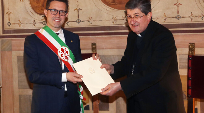 Il Cardinale Betori consegna al Sindaco il Messaggio della Pace di Papa Francesco